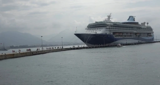 Bin 795 yolcu ve 729 mürettebatı bulunan kruvaziyer Alanya Limanı’na demir attı
