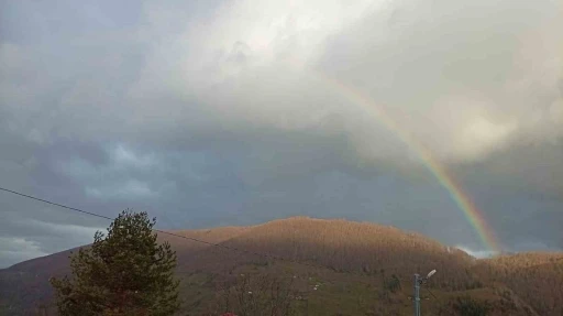 Bin rakımda oluşan g&ouml;kkuşağı hayran bıraktı
