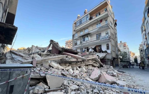 Bina yıkımı sırasında bitişik bina zarar g&ouml;rd&uuml;, facia ucuz atlatıldı
