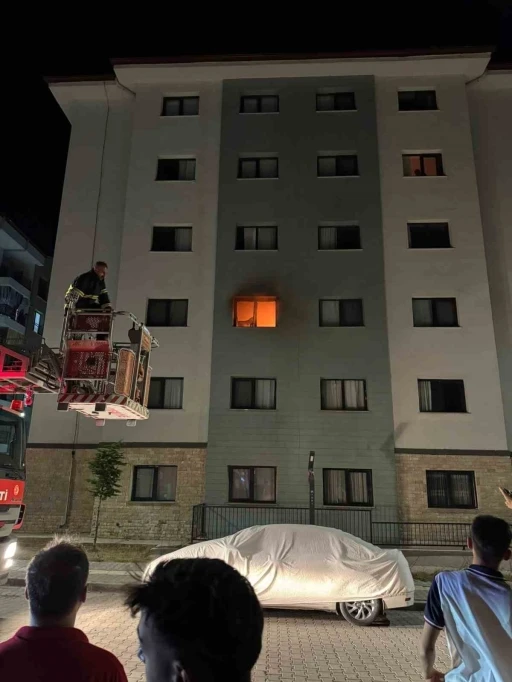 Binada korkutan yangın: 2 kişi dumandan etkilendi
