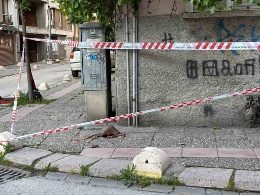 Binadan d&uuml;şen kiremitler i&ccedil;in emniyet şeridi &ccedil;ekildi
