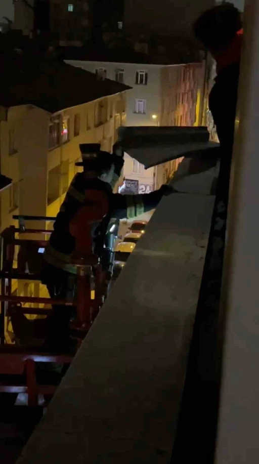 Binadan sarkan metal par&ccedil;a i&ccedil;in itfaiyeden gece operasyonu
