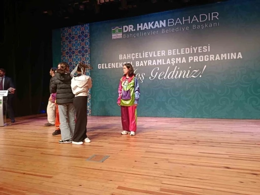 Binali Yıldırım: "T&uuml;rkiye silah sanayisiyle, ekonomisiyle, her şeyden &ouml;nce vatan sevgisiyle herc&uuml;mer&ccedil; olmuş bir milletin &uuml;lkesidir"
