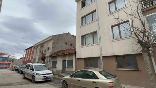 Binanın 3&rsquo;&uuml;nc&uuml; katındaki dairenin camından aşağı d&uuml;şen 12 yaşındaki &ccedil;ocuk ağır yaralandı