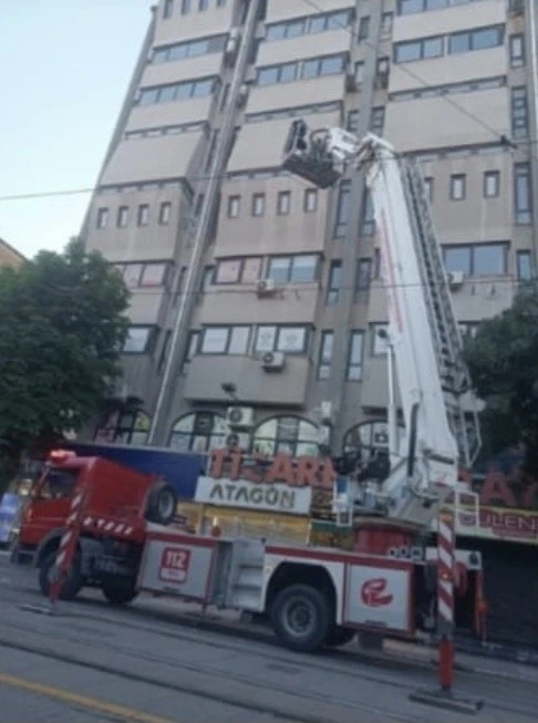 Binanın dış cephesindeki beton par&ccedil;alar yayaların arasına d&uuml;şt&uuml;
