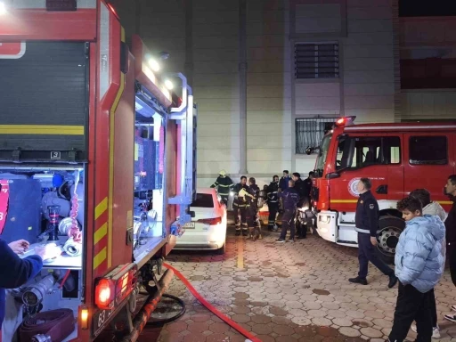 Binanın girişinde &ccedil;ıkan yangın korkuttu
