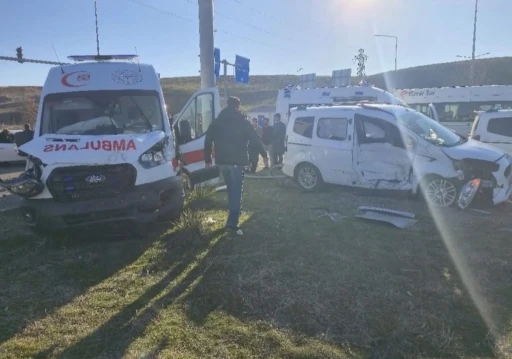 Bing&ouml;l&rsquo;de ambulans ile hafif ticari ara&ccedil; &ccedil;arpıştı: 5 yaralı
