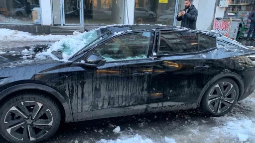 Bing&ouml;l&rsquo;de &ccedil;atıdan d&uuml;şen kar otomobile zarar verdi
