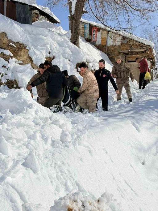 Bing&ouml;l&rsquo;de ekipler karbonmonoksit gazından zehirlenen şahıs i&ccedil;in seferber oldu
