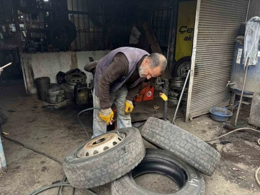 Bing&ouml;l&rsquo;de havalar ısınmadı lastik değişimi gecikti: S&uuml;r&uuml;c&uuml;ler beklemede
