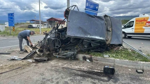 Bing&ouml;l&rsquo;de hayvan y&uuml;kl&uuml; kamyon otomobillere &ccedil;aptı: 1&rsquo;i ağır 2 yaralı
