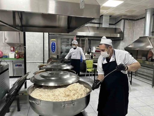 Bing&ouml;l&rsquo;de her g&uuml;n 2 bin 500 kişilik iftar yemeği
