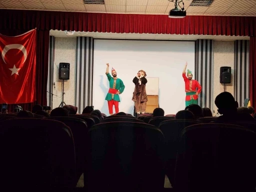 Bing&ouml;l&rsquo;de Karag&ouml;z ile bilim sahneye taşındı
