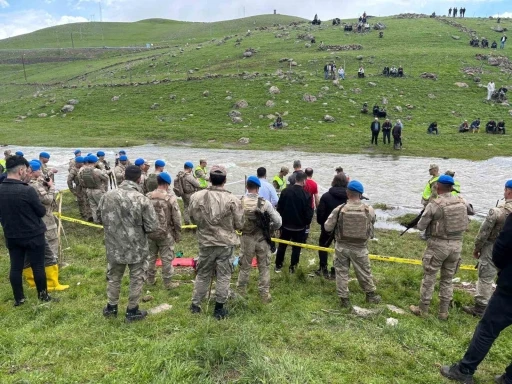 Bing&ouml;l&rsquo;de kayıp emekli &ouml;ğretmen derede &ouml;l&uuml; bulundu
