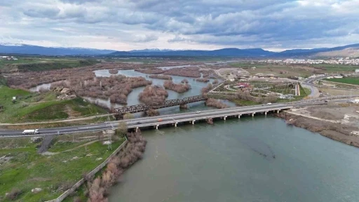 Bing&ouml;l&rsquo;de Murat Nehri&rsquo;nde debi y&uuml;kseldi, tarihi k&ouml;pr&uuml;yle birlikte eşsiz manzaralar oluştu
