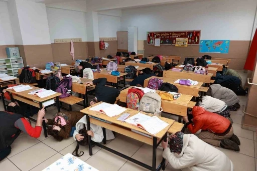 Bing&ouml;l&rsquo;de &ouml;ğrencilere deprem tatbikatı
