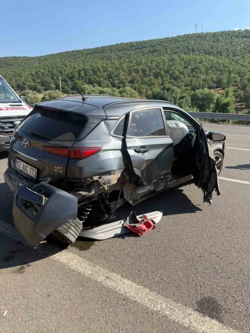 Bing&ouml;l&rsquo;de otomobil bariyerlere &ccedil;arptı: 2 yaralı
