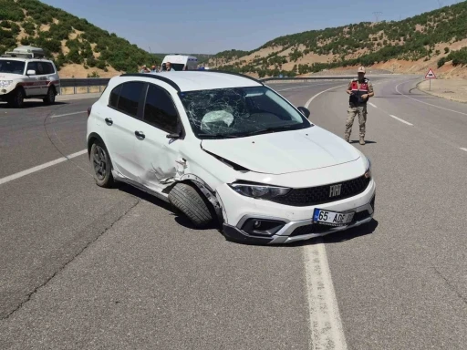 Bing&ouml;l&rsquo;de otomobil bariyerlere &ccedil;arptı: 4 yaralı
