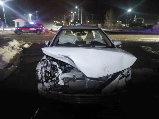 Bing&ouml;l&rsquo;de otomobil domuz s&uuml;r&uuml;s&uuml;ne &ccedil;arptı: 3 yaralı
