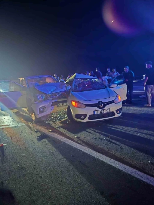 Bing&ouml;l&rsquo;de  otomobil ile pikap &ccedil;arpıştı: 1&rsquo;i ağır 3 yaralı
