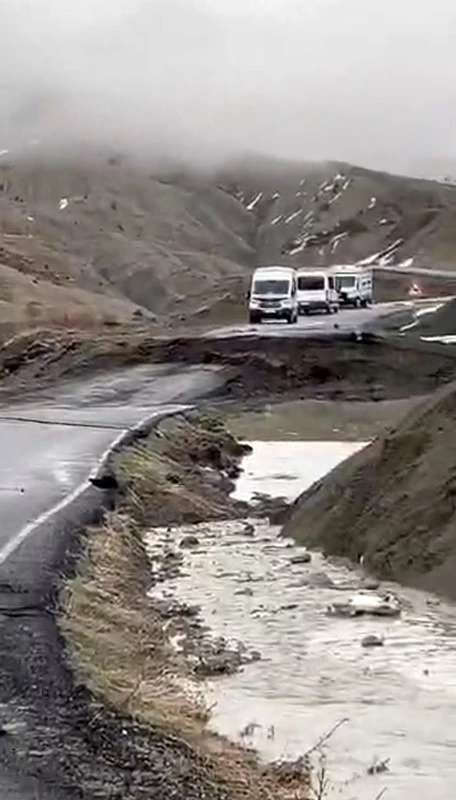 Bing&ouml;l&rsquo;de toprak kayması sonucu yol &ccedil;&ouml;kt&uuml;: Ulaşım durdu
