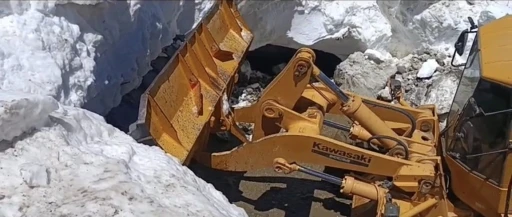 Bing&ouml;l&rsquo;de yazın ortasında kar temizliği
