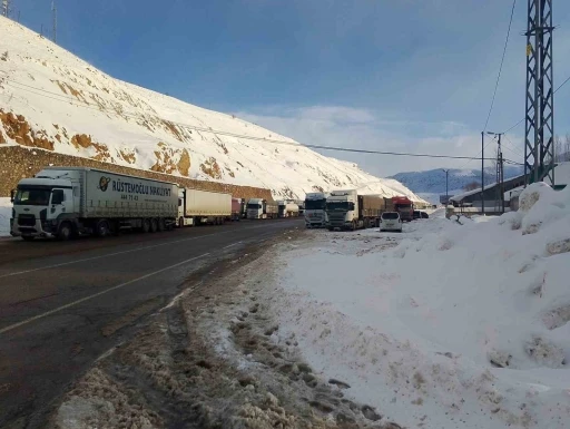 Bing&ouml;l-Erzurum kara yolu ağır tonajlı ara&ccedil; trafiğine kapatıldı: Kilometrelerce kuyruk oluştu
