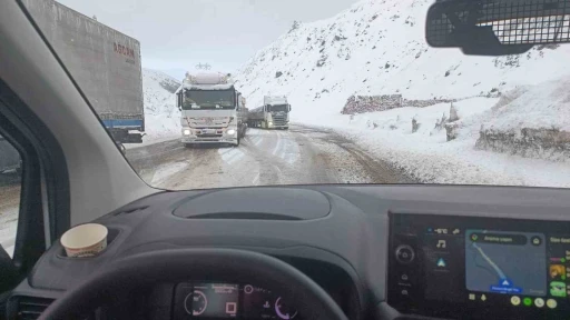 Bing&ouml;l-Erzurum kara yolunda kar etkisi: Uzun ara&ccedil; kuyrukları oluştu
