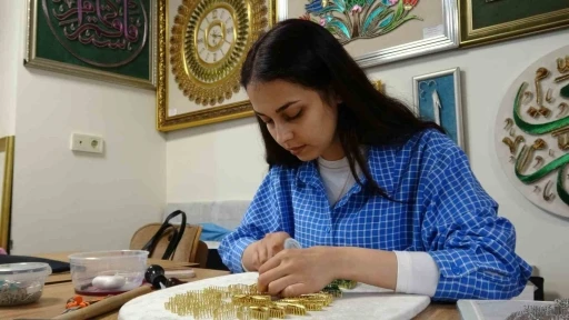 Binlerce &ccedil;ivi ve metrelerce bakır telle hayaller sanata d&ouml;n&uuml;ş&uuml;yor
