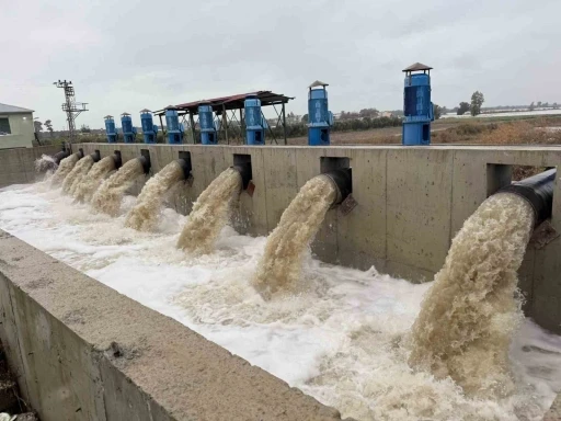 Binlerce d&ouml;n&uuml;m arazi selden kurtuldu, su pompaları yağmur suyunu b&ouml;yle boşalttı

