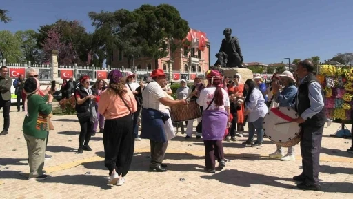 Binlerce turist Edirne&rsquo;ye akın etti, Selimiye Meydanı doldu taştı: Esnaf bayram etti
