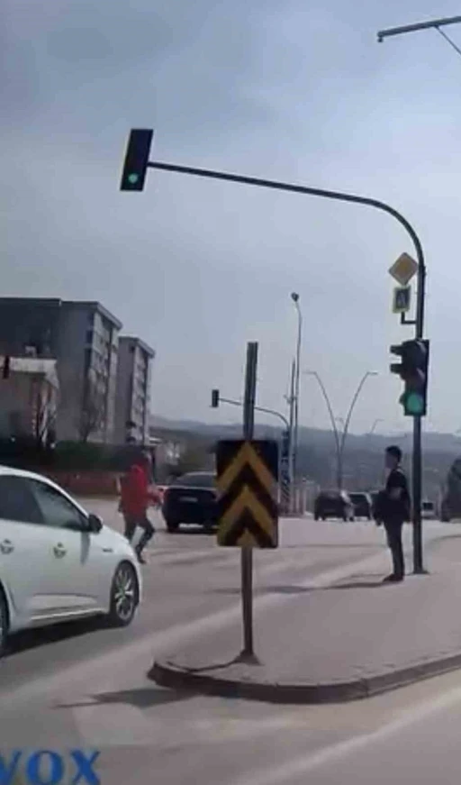 Bir adım hayat kurtardı&hellip; Kırmızı ışıkta yola atladı, facia teğet ge&ccedil;ti

