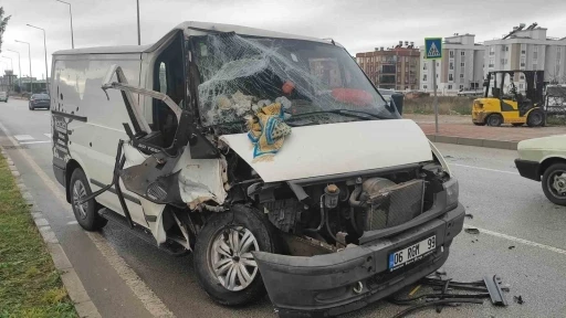 Bir anlık dalgınlıkla &ouml;n&uuml;nde ilerleyen kamyonete &ccedil;arptı: 3 yaralı
