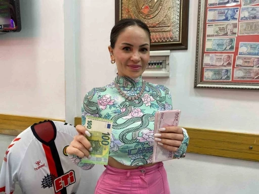 Bir anlık dalgınlıkla verilen 100 euro&rsquo;yu m&uuml;şteri geri getirdi
