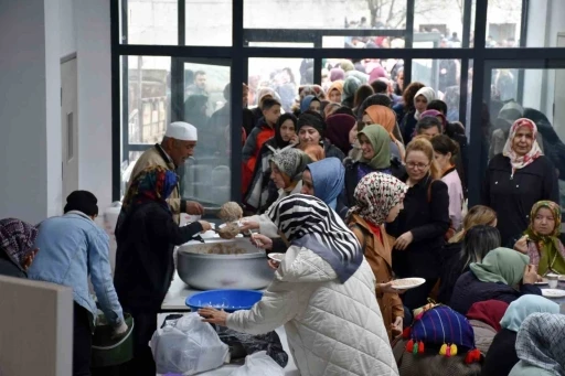 Bir asrı geçkin gelenekte 12 bin kişi bayramlaştı
