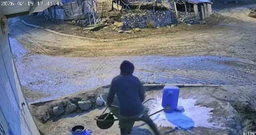 Bir bidon s&uuml;t&uuml; deviren gencin &ccedil;aresiz anları kamerada
