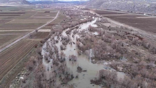 Bir d&ouml;nem tamamen kuruyan nehir, yeniden coştu

