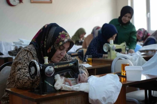 Bir döneme damgasını vurmuştu: Geçmişin izlerini taşıyan beyaz işi ürünler antika dikiş makinelerinde hayata döndürülüyor
