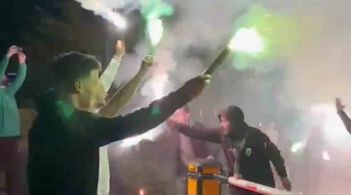 Bir grup taraftar şampiyonluğu kutlamak için deplasmana gitti
