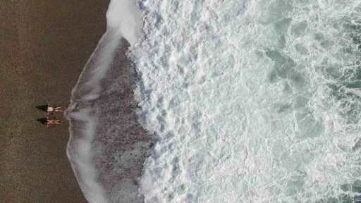 Bir hafta aradan sonra g&uuml;neşi g&ouml;ren Antalyalılar sahile akın etti
