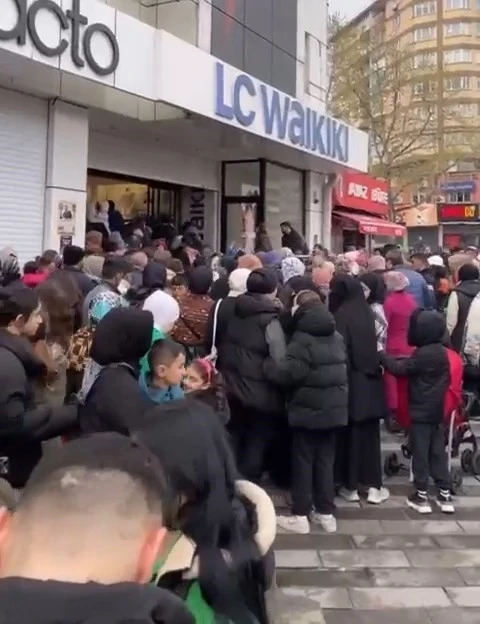 Bir mahalle birlik oldu, 390 ihtiyaç sahibi çocuğu böyle giydirdi
