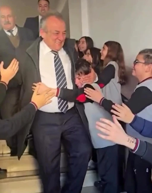 Bir &ouml;m&uuml;rl&uuml;k eğitimin son zili: 46 yıllık &ouml;ğretmenlik yolculuğuna alkışlarla veda
