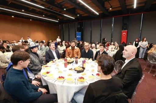 Bir sofra etrafında 100&rsquo;den fazla &uuml;lke: Uluslararası &ouml;ğrencilerle g&ouml;n&uuml;l k&ouml;pr&uuml;s&uuml; kuruldu
