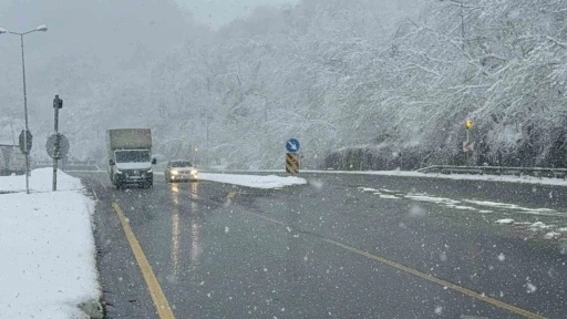 Bir taraf günlük güneşlik, bir tarafta yoğun kar
