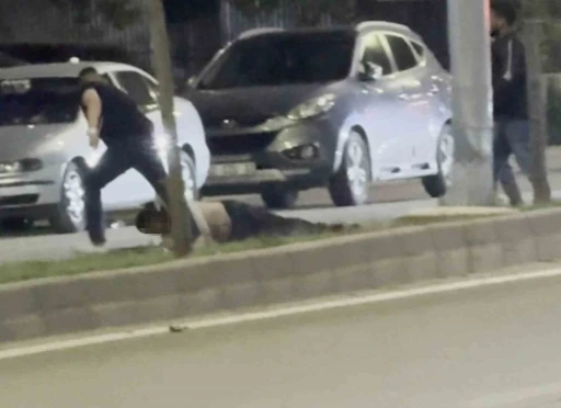 Bir tokatla yere serdiği şahsı s&uuml;r&uuml;kleyerek g&ouml;t&uuml;rd&uuml;, o anlar kamerada

