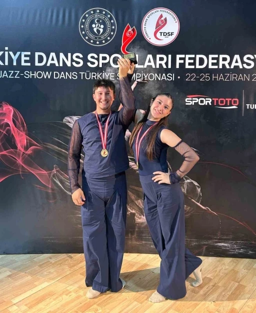 Bir yanında koyun s&uuml;r&uuml;s&uuml;, diğer yanında dans pisti
