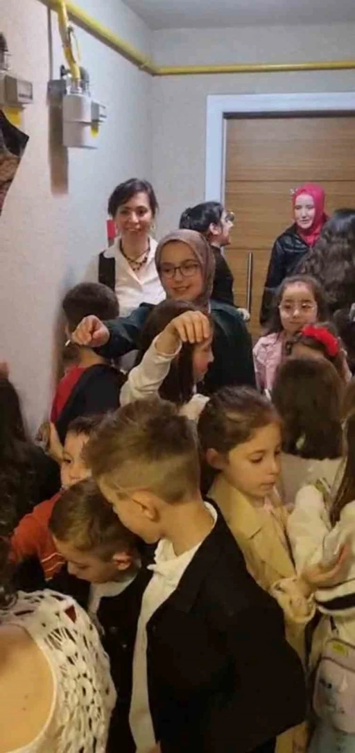 Bir yetişkin 20 çocuk kapı kapı bayramlaştı

