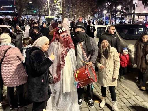 Birbirinden ilgin&ccedil; kost&uuml;mlerle Kalandar geleneği yaşatıldı
