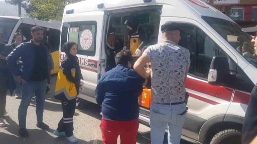Birbirlerine taş, duba ve bıçakla saldırdılar: Kavga anı kamerada

