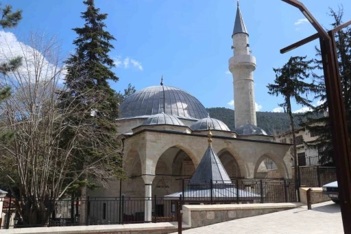Bir&ccedil;ok badire atlatan 508 yıllık cami tarihe tanıklık etmeye devam ediyor
